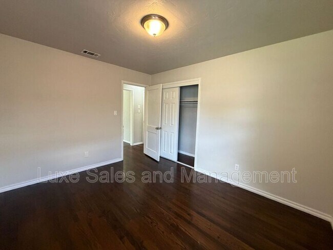 Building Photo - 221 E Kerr Dr