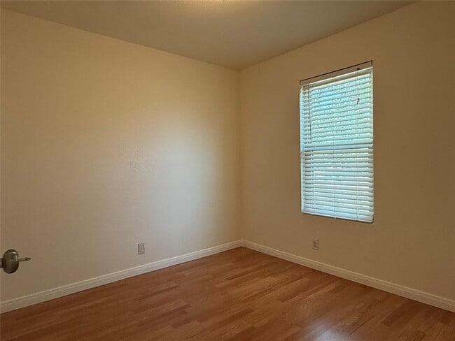 Building Photo - 314 Raintree Dr