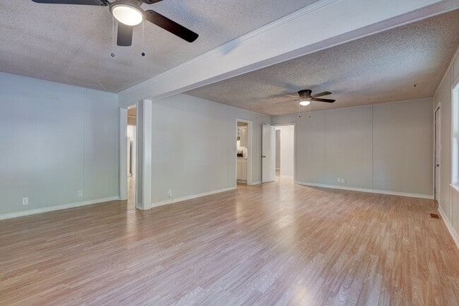 Building Photo - 4 Bedroom Available Now!