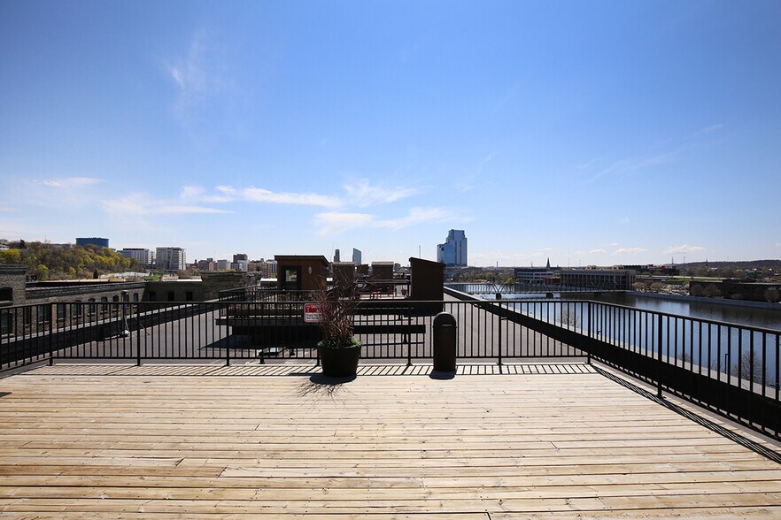 Building Photo - 940 Monroe Ave NW