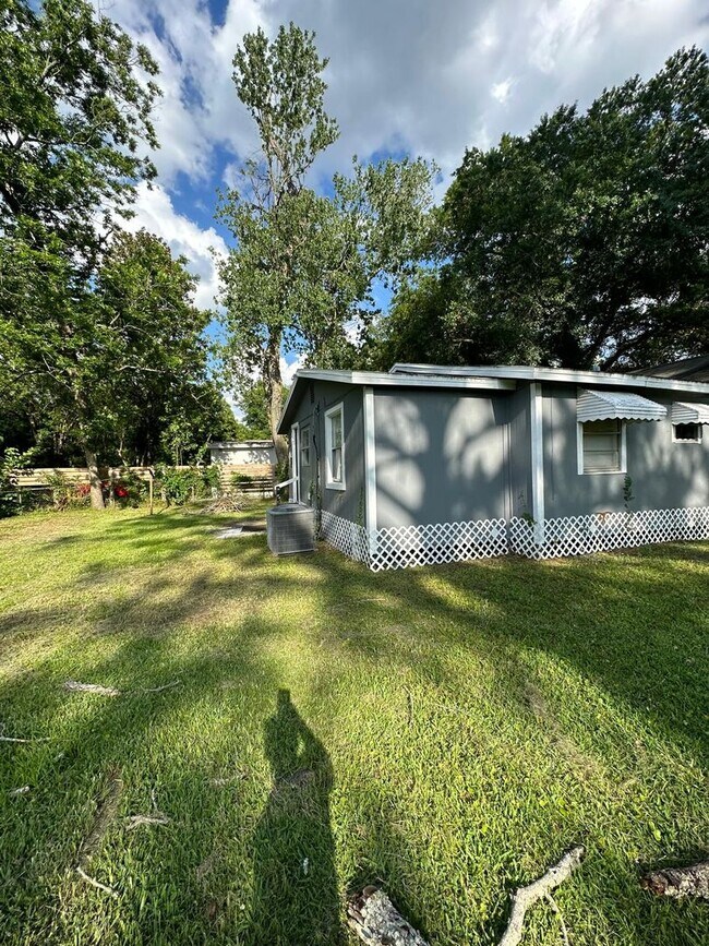 Building Photo - Fully renovated 3/1 Single Family Home ava...
