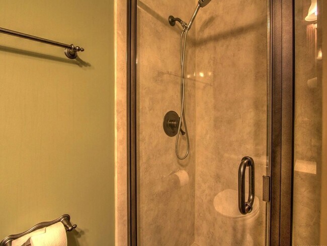 Building Photo - 3 bed 2 Bath, 2 car garage!