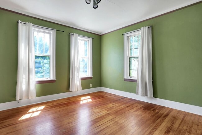 Building Photo - Charming bungalow downtown