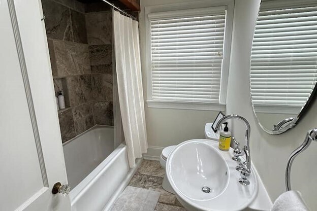 Building Photo - 2489 Semmes St