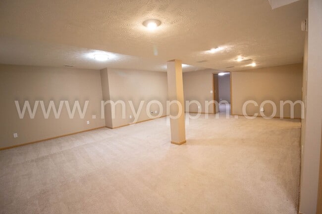 Building Photo - spacious 4-bedroom, 3-bathroom