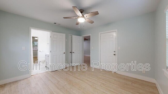 Building Photo - 214 15th Ave W