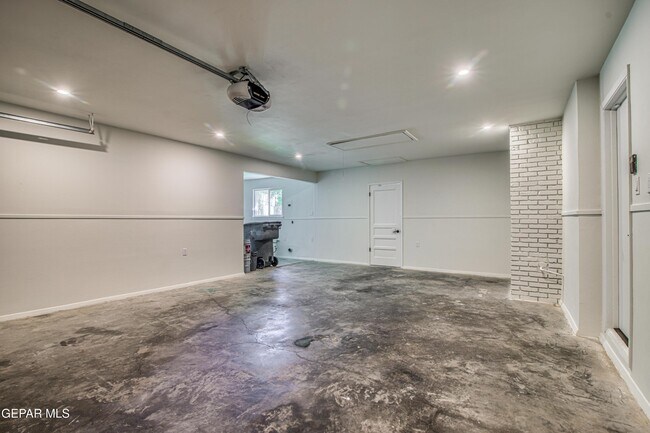 Building Photo - 1210 La Cruz Dr