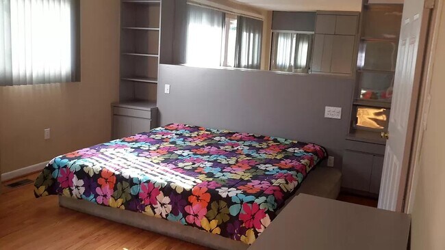 Building Photo - 10 Poinsettia Ct