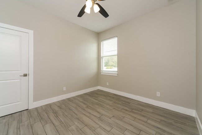 Building Photo - 398 Camellia Ct