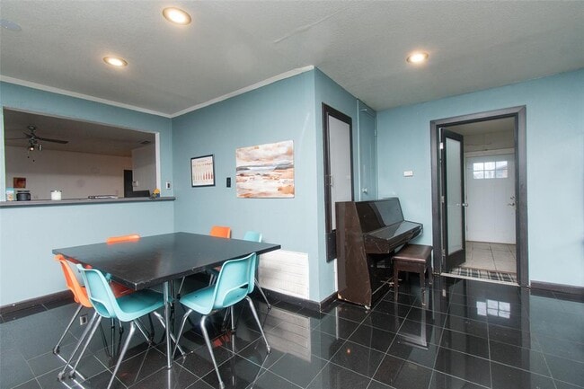 Building Photo - 2524 Berkett Dr
