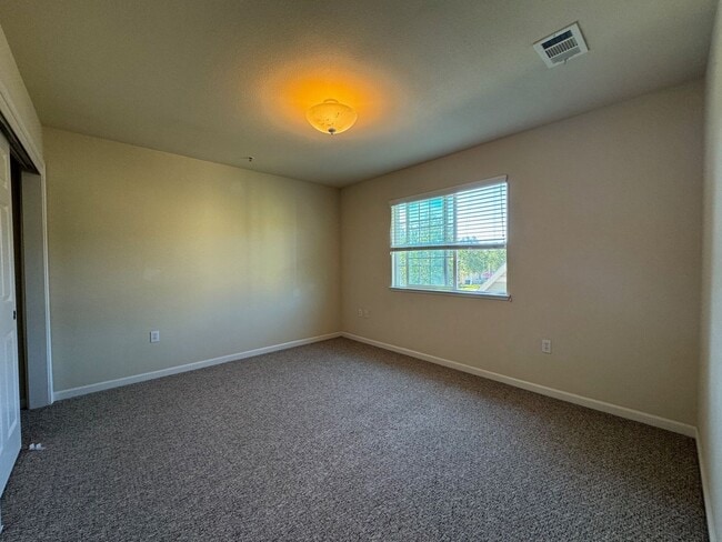 Building Photo - Newly available Stunning 2 Bedroom home fo...