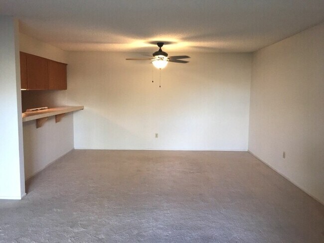 Building Photo - Reno Riverfront Condo - 2 Bedroom - Cat Fr...