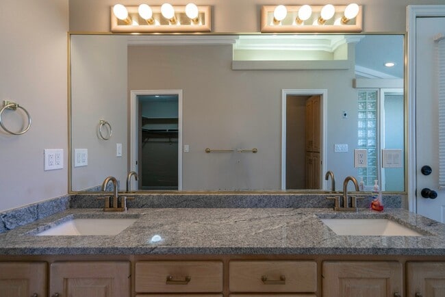 Building Photo - Spacious 6 Bedroom Home with a Balcony!