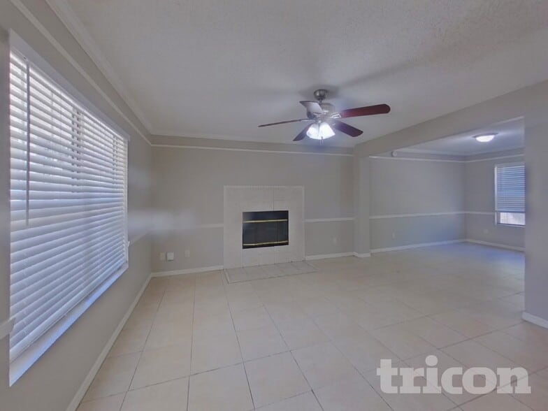 Building Photo - 12739 Serenade Cir N