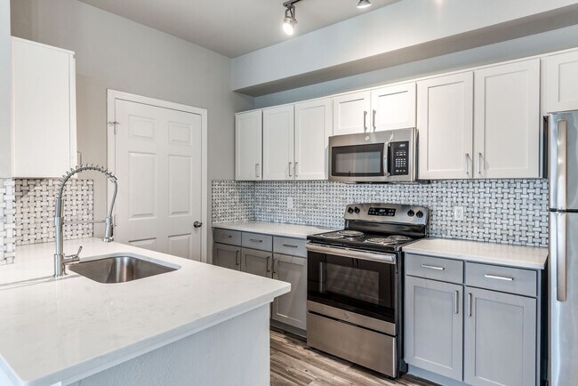 Building Photo - Stylish Living with 1 Month Free Rent!
