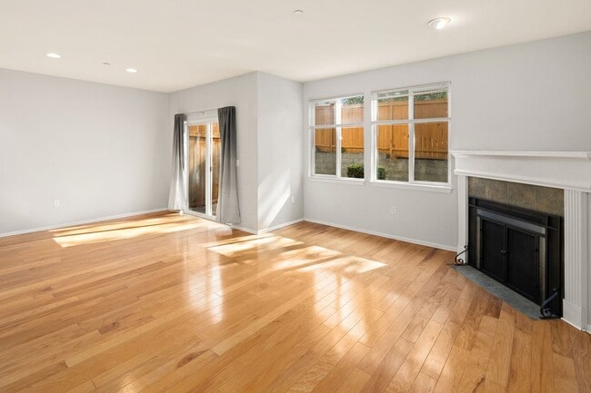 Building Photo - Spacious 3 bed Townhome