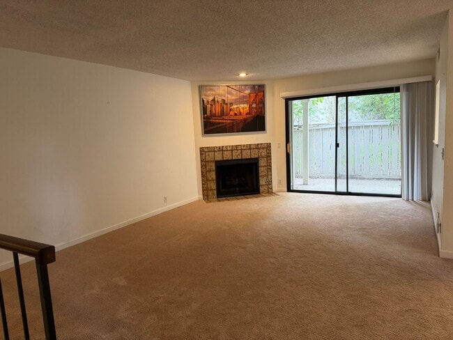 Building Photo - 1670 Sqft. 3 Bedroom, 2 Bath Gated Townhome for Rent in Citrus Heights.
