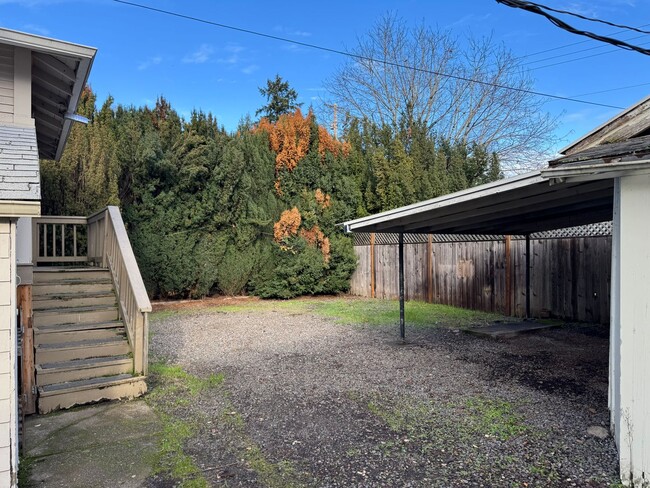 Building Photo - Classic 2 Bedroom Craftsman Home in Downto...