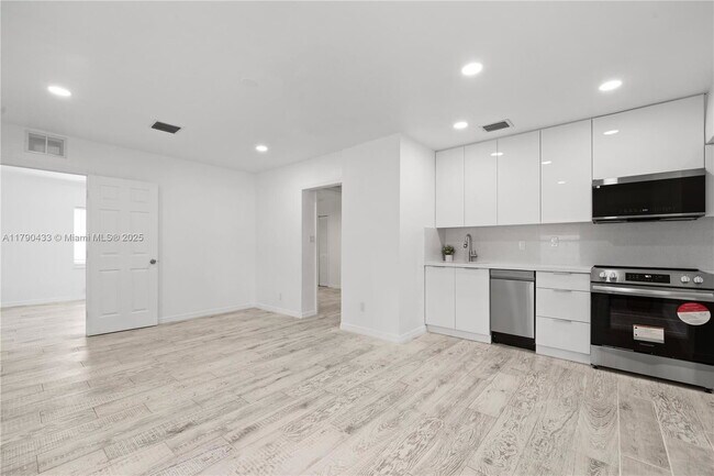 Building Photo - 1041 NE 9th Ave