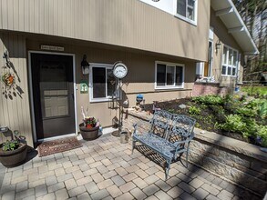 Building Photo - 40 Barton Dr