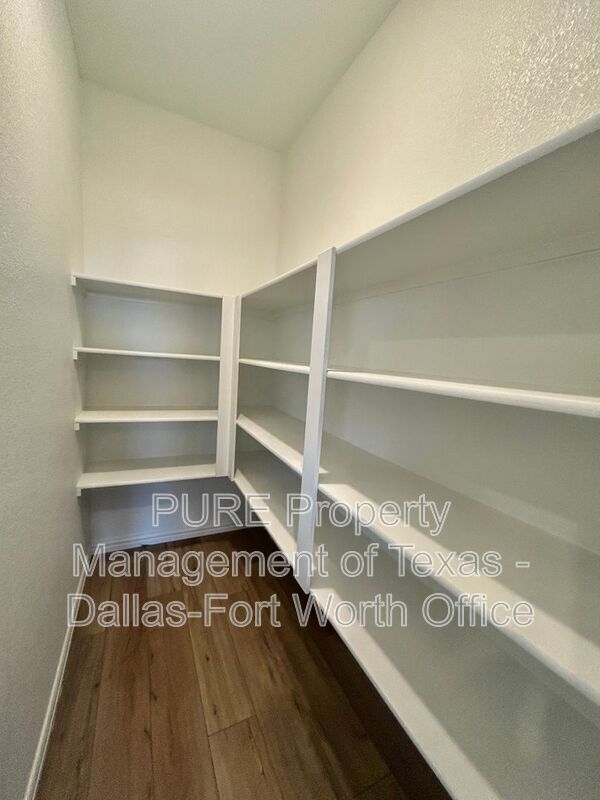 Building Photo - 2113 Donker Dr