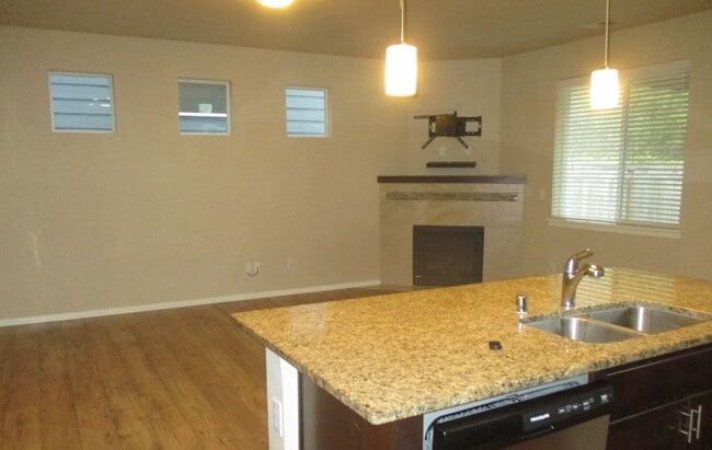 Building Photo - 3BD/2.5BA South Hill Puyallup Home - Stainless Appliances, Two Fireplaces & W/D Included