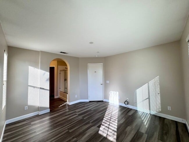 Building Photo - Beautiful and Spacious 3 Bedroom 2.5 Bath ...