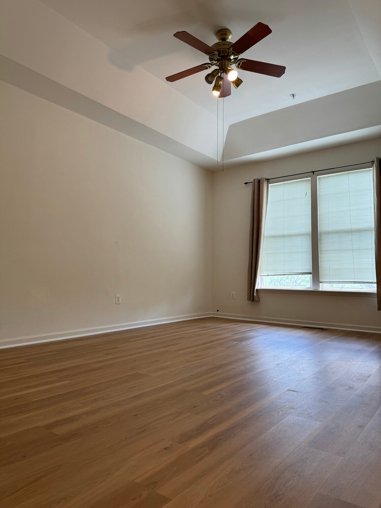 Owners Suite with Tray Ceiling - 410 Redland Blvd