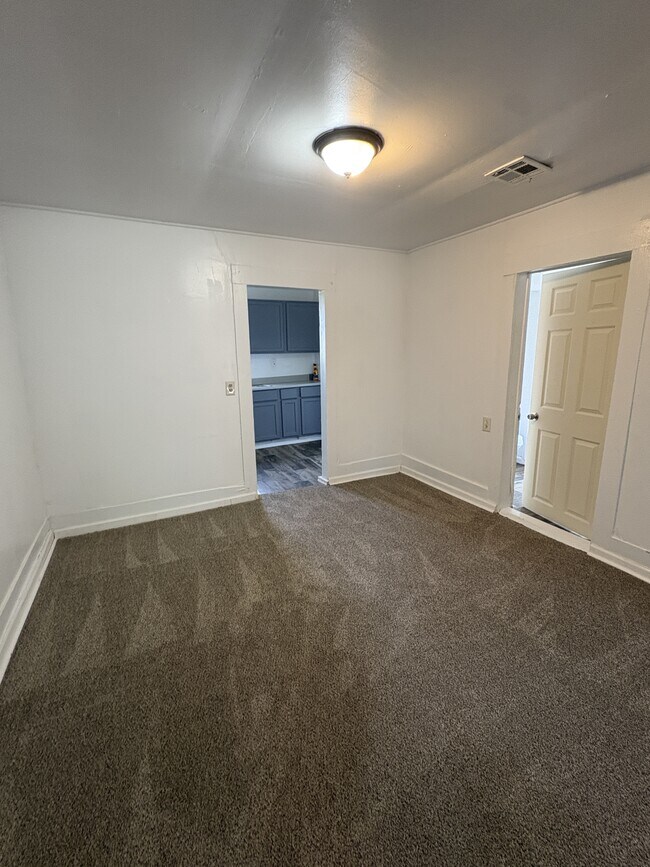 Building Photo - 730 W 8th St