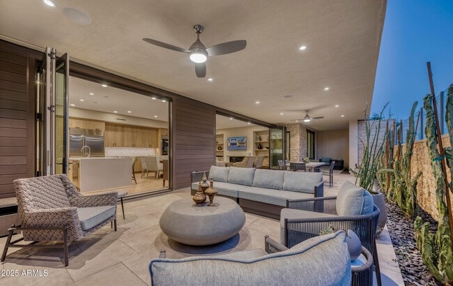 Building Photo - 5553 E Stella Ln