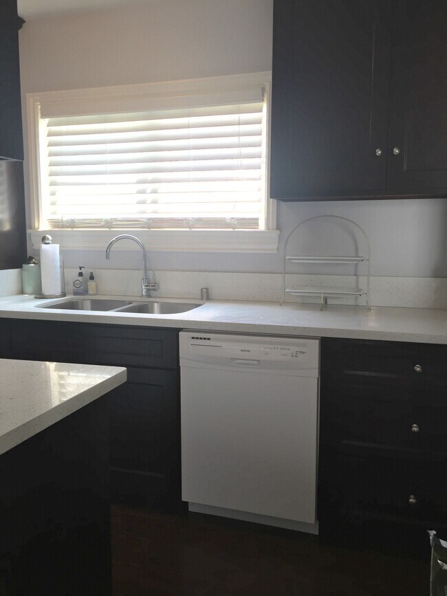 Building Photo - 9060 Carson St