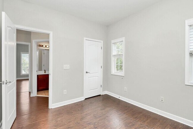 Building Photo - Beautiful End Unit 3BD/2.5BA Townhome in t...