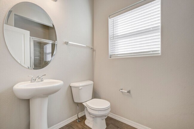 Building Photo - Modern 3bd Home Near Peterson AFB on Power...