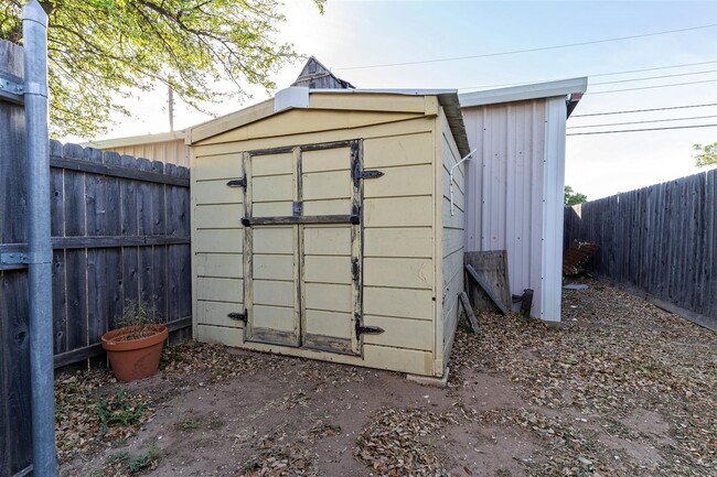 Small outside storage - 1519 E 43