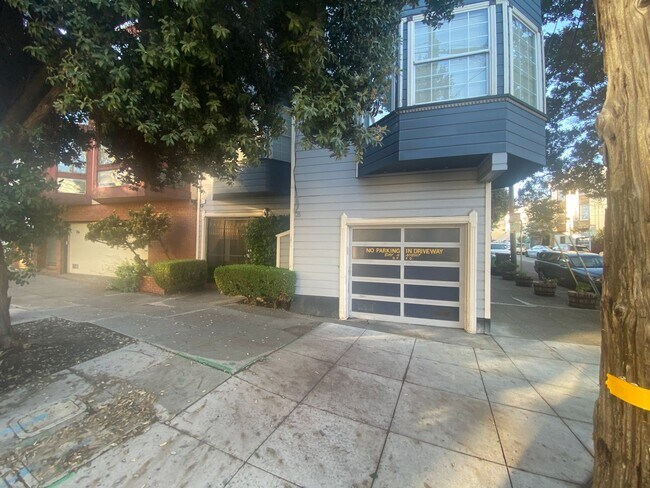 Building Photo - Epic Real Estate & Asso. Inc. - Beautiful, Spacious & Sunny 2 br/2ba Condo Available in Mission -...
