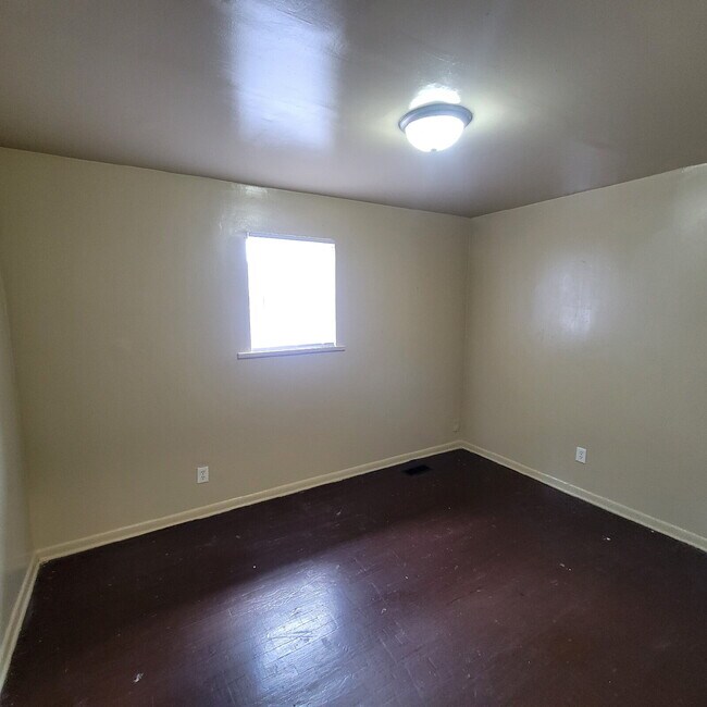 Building Photo - Convenient West Side Location! 3BR/2BA!