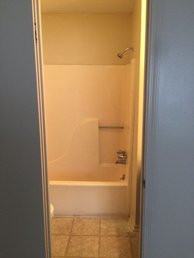 Building Photo - 2 bedroom 2 bath town home in a gated comm...