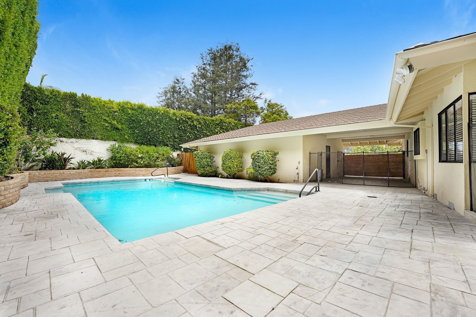 Building Photo - 555 Amalfi Dr