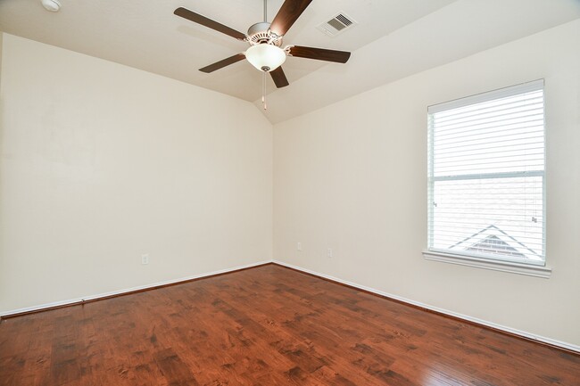 Building Photo - 5327 Laura Lee Ln