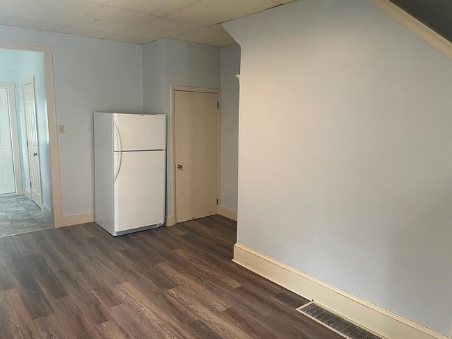 Building Photo - 146 E Main St