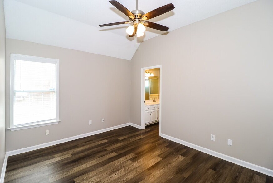 Building Photo - 1123 Dove Hollow Cir W
