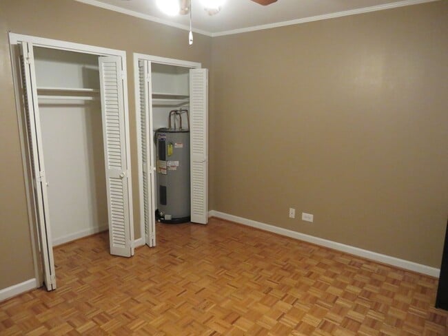 Building Photo - Great location for $1600/month - 2bd/1ba with TWO assigned parking spaces (tandem spaces)