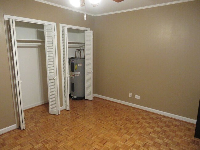 Building Photo - Great location for $2200/month  - 2bd/1ba with TWO assigned parking spaces (tandem spaces)