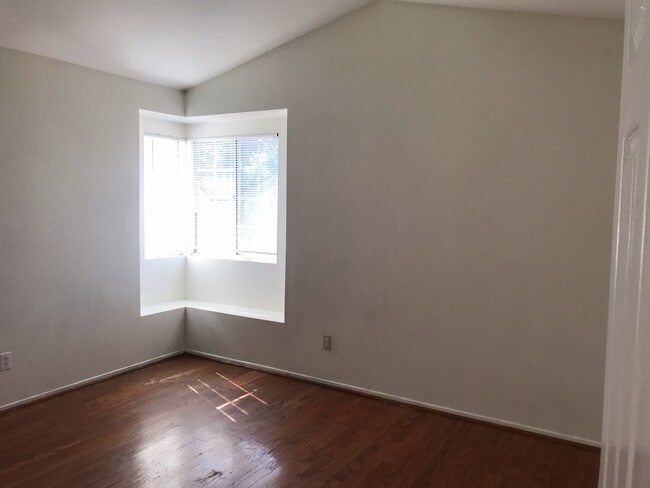 Building Photo - 4bd 3ba Charming Home For Rent!