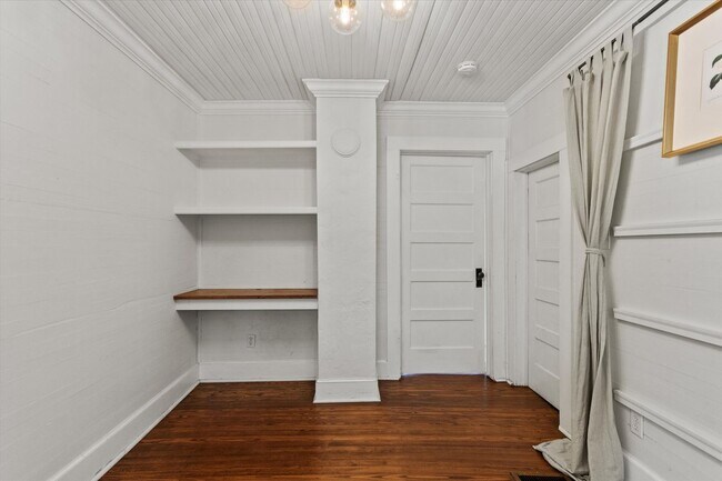 Building Photo - Country Classic with Modern Convenience!