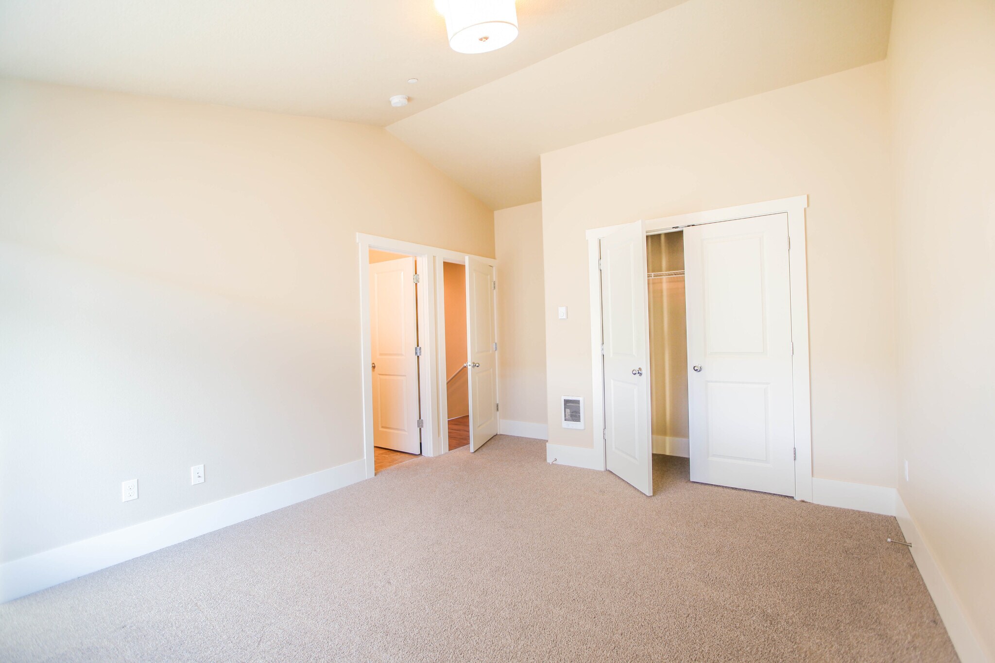 Building Photo - 910 Grove SW St