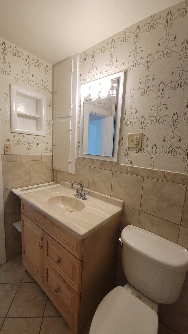 Building Photo - "5 points area 2-Bedroom Huntsville Home w...