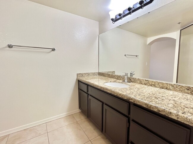 Building Photo - Luxurious 2 Bd 2 Ba Condo in Biltmore!