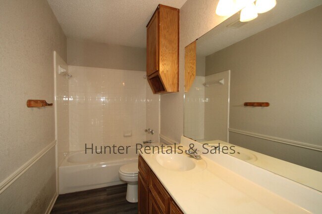 Building Photo - 4001 Tallwood Dr