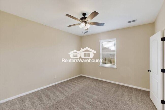Building Photo - MOVE IN READY COMPLETELY UPDATED - 3BED/2B...